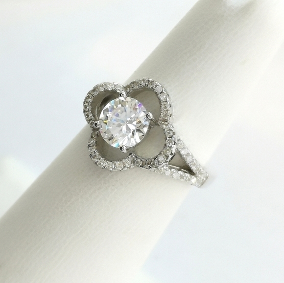 Nwt Clover Flower CZ ring size 6 in Sterling Silver - Picture 3 of 6